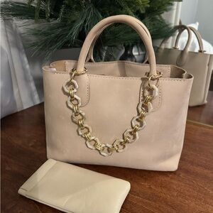 Chic Beige Tote with Gold Chain